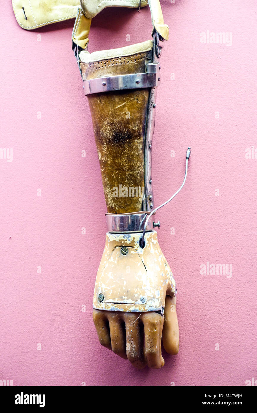 Historische Arm Prothese, Prothesen Extremität Ersatz, Anfang des 20. Jahrhunderts, Nationales Technisches Museum, Prag, Tschechische Republik Stockfoto
