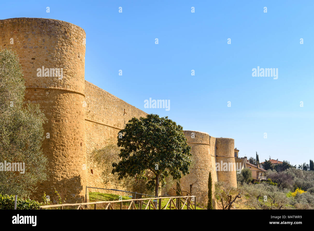 Alte Mauern in Magliano in Toscana, Toskana, Italien Stockfoto