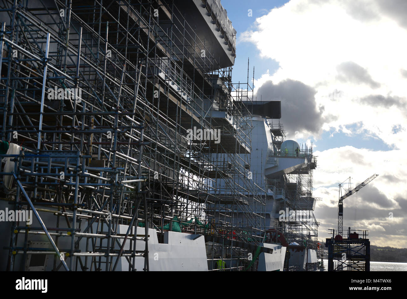 HMS Queen Elizabeth während Gebäude in Rosyth Stockfoto