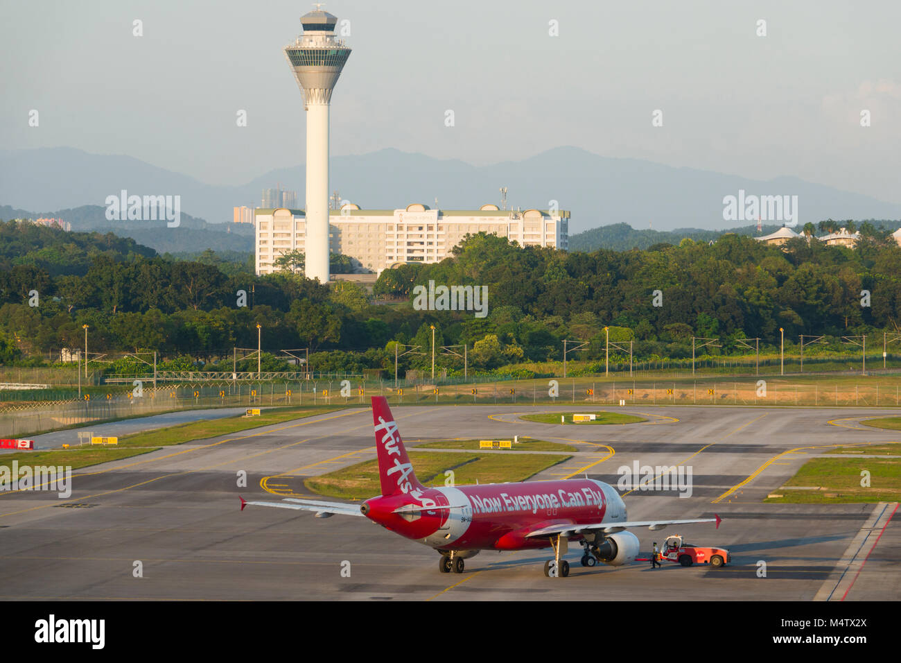Air Asia budget jet Fluggesellschaft auf rollbahn am KLIA 2 Flughafen, Malaysia Stockfoto