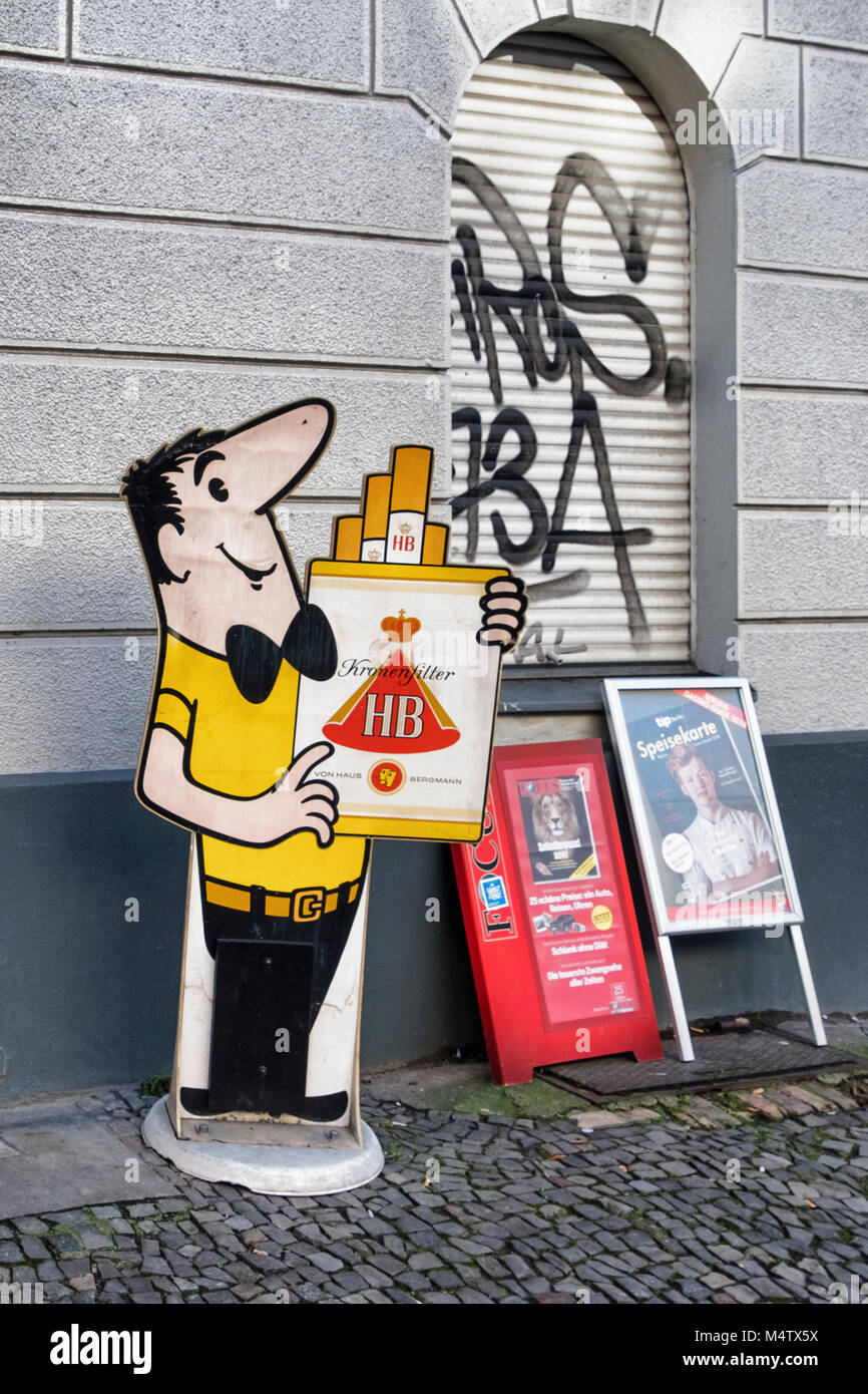 Berlin, Prenzlauerberg, städtischen Gehsteig anzeigen. Karton Cut-out Mann - advertisemnet Für HB-Zigaretten. Stockfoto