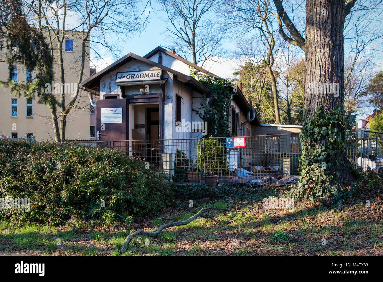 Berlin, Pankow - Grabmale Steinmetz und Teekocher von Grabsteinen und Grabsteine. Stockfoto