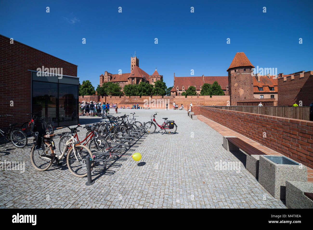 Fahrräder stehen in Malbork in Polen Stockfoto