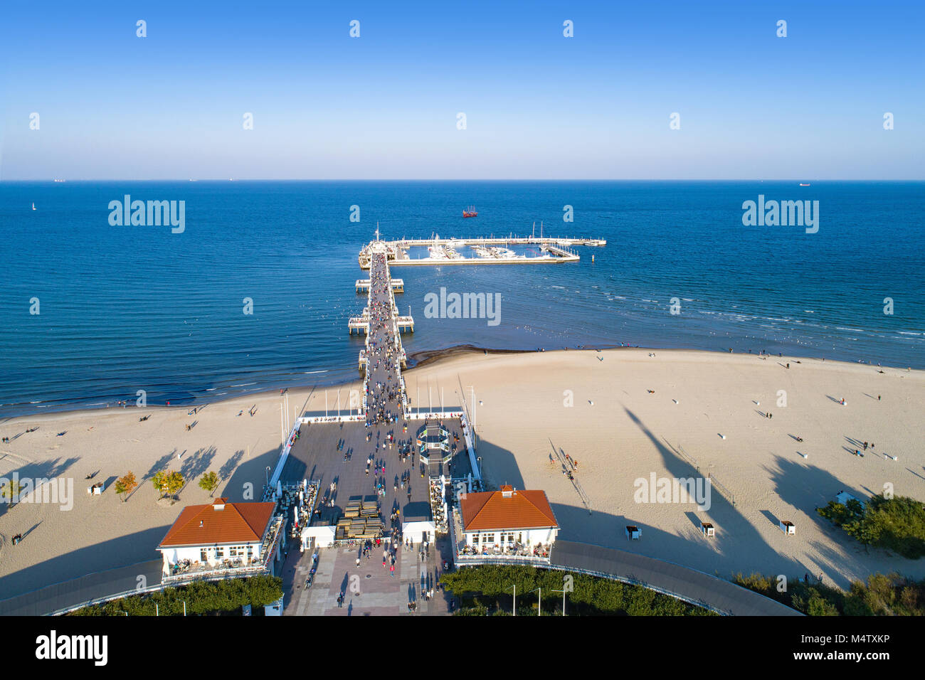 Sopot Resort in Polen. Hölzerne Seebrücke (Molo) mit Marina, Yachten, Strand, Wandern, Ferienhäuser Infrastruktur und der Promenade entfernt. Luftaufnahme. Stockfoto