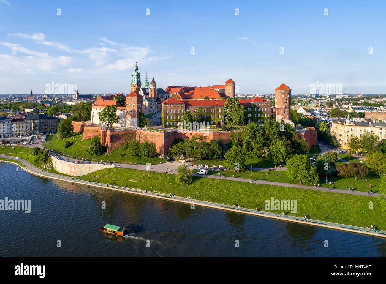 Krakau, Polen. Wawel mit historischen königlichen Schloss und Kathedrale, Weichsel, Touristenboot, Park und nur wenige Menschen. Luftaufnahme im Sommer bei Su Stockfoto