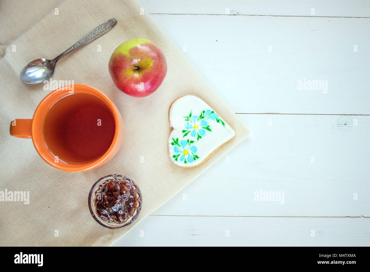 Das Abendessen ist ein Dessert auf den Tisch, das aus Kaffee in eine Tasse und Kekse mit Marmelade Stockfoto