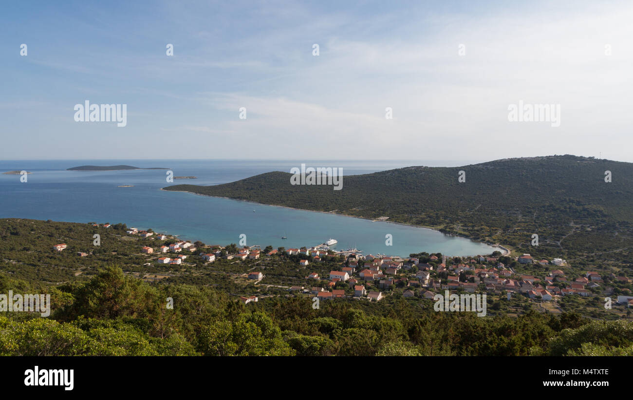 Blick auf Ist-Stadt/Dorf auf Ist-Insel mit Bay, türkisfarbenem Wasser und weissen Häusern Stockfoto