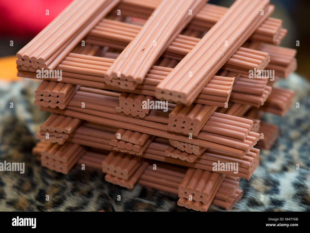 Ein Haufen von braunen Ton, Plastilin für das Erstellen von Modellen und Skulpturen verwendet. Stockfoto