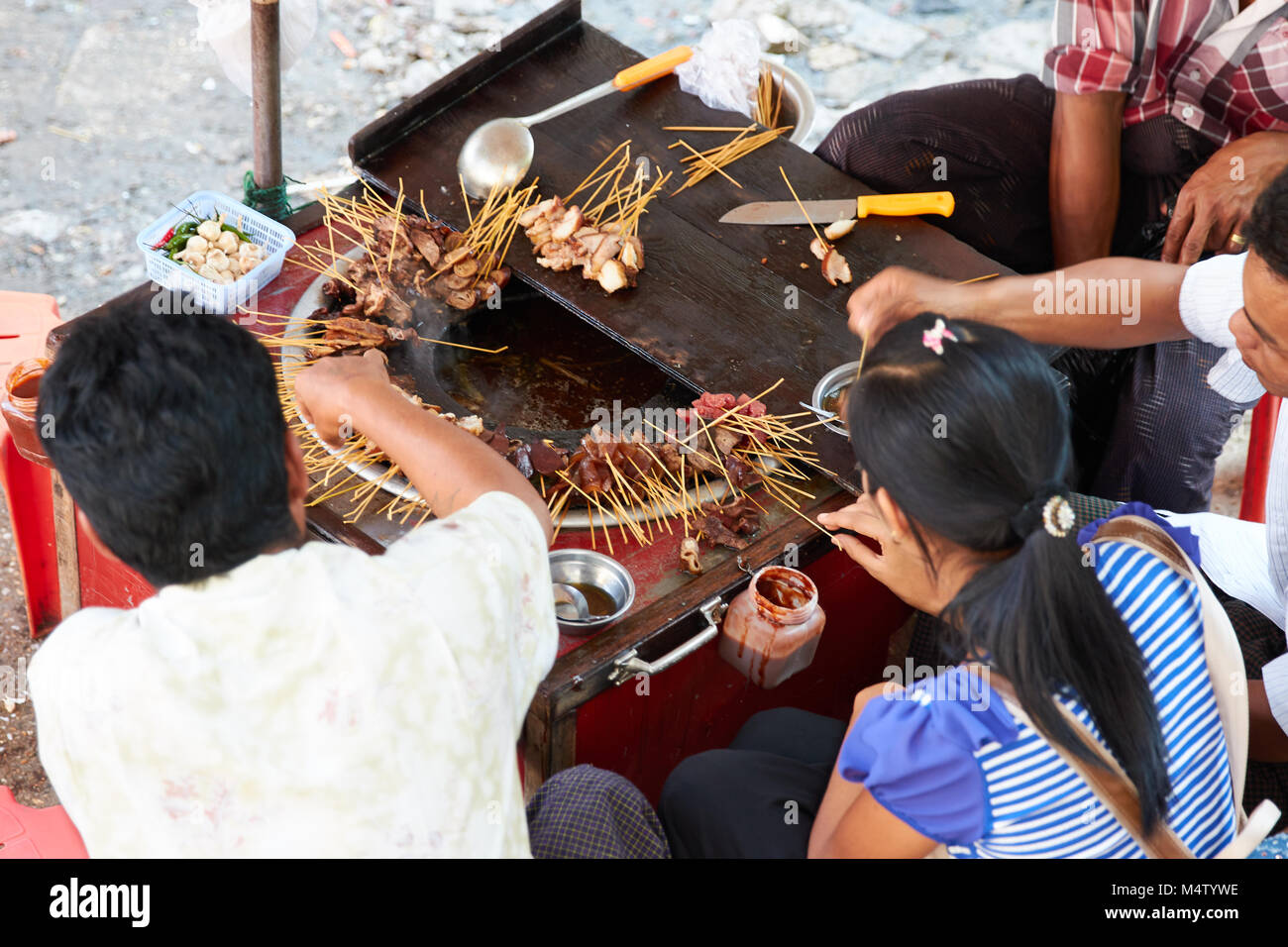 Street Stall mit lokalen Essen in Yangon, Myanmar Stockfoto