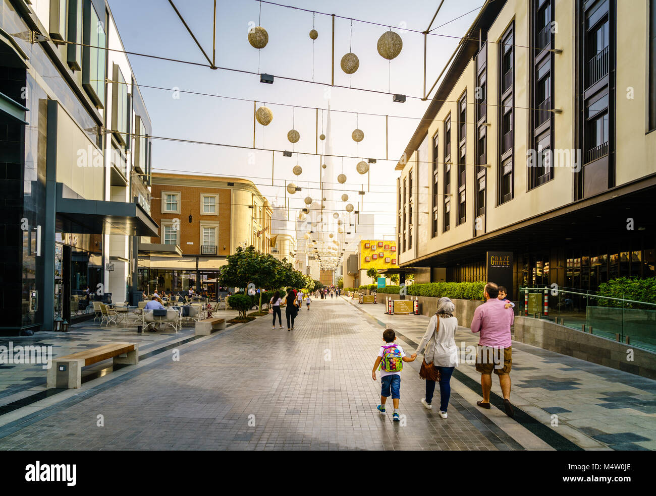 Dubai, VAE, 23. Dezember 2016: Einkaufsstraße in der Stadt Dubai zu Fuß entfernt. Der Bereich ist noch in der Entwicklung. Stockfoto