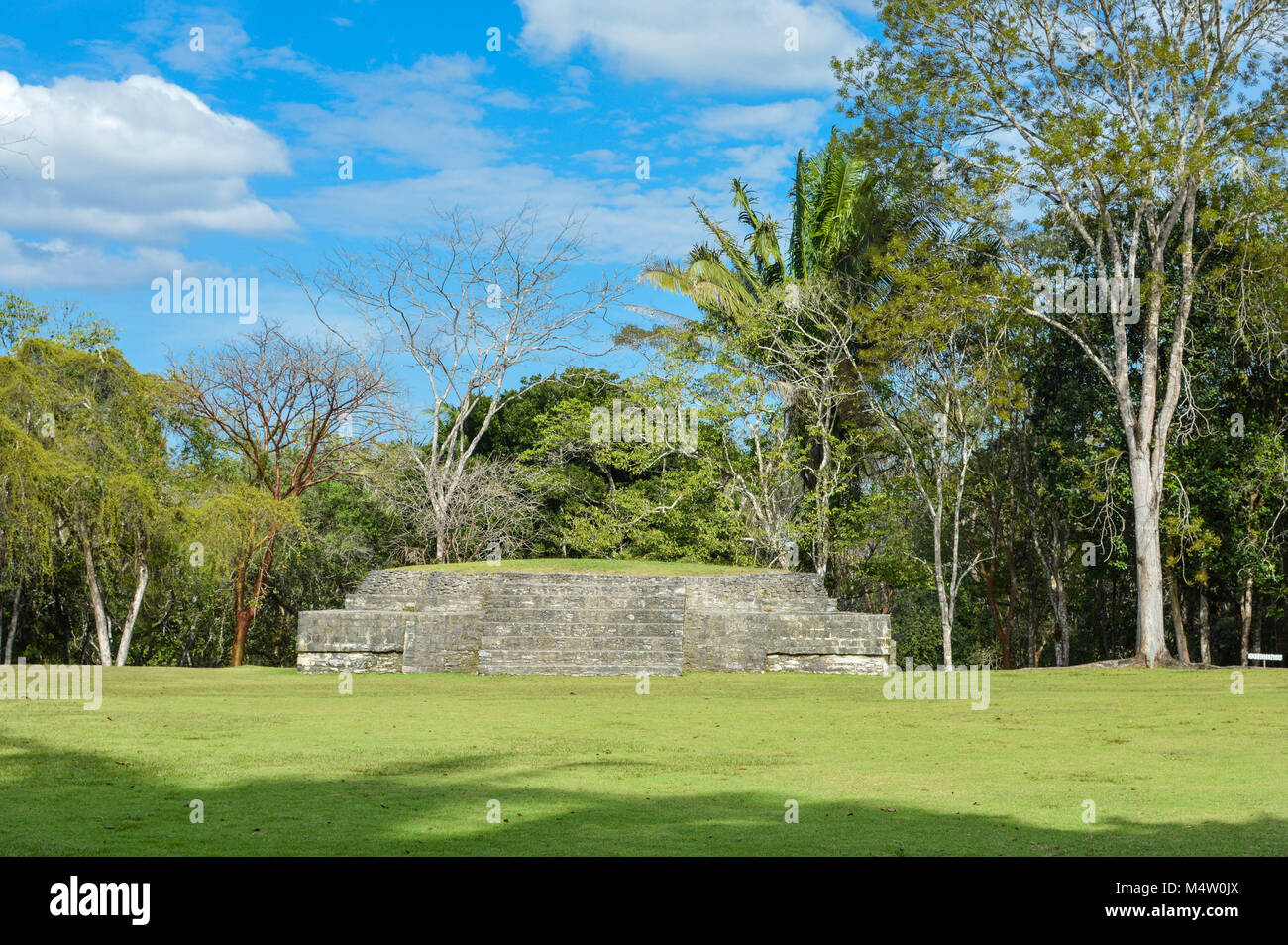 Einige der Strukturen Xunantunich archäologische Stätte der Maya Zivilisation in westlichen Belize. Mittelamerika Stockfoto