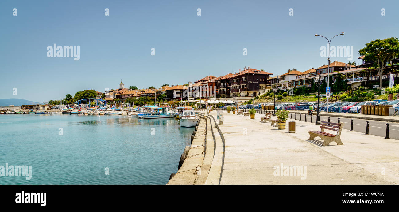 Nessebar, Bulgarien, 27. Juni 2017: Promenade entlang der Küste des Schwarzen Meeres in der Resort Stadt Nessebar, Bulgarien Stockfoto