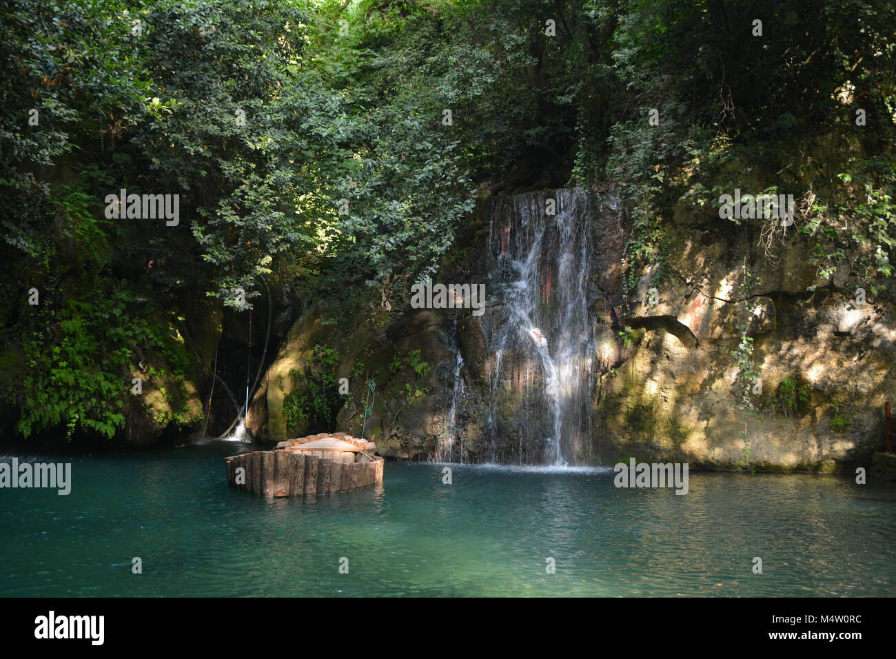 Schönen Fluss und Wasserfall mit alten hölzernen Boot Stockfoto