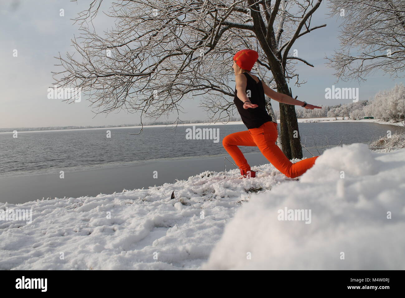 Schöne flexible junge Frau machte Yoga am Morgen posiert im kalten Wintertag Stockfoto