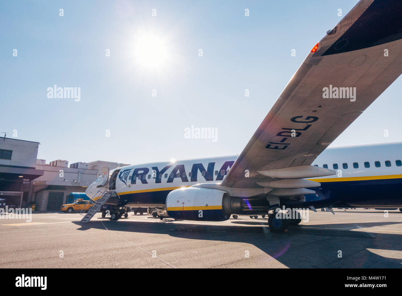 Eine Ryanair Boeing 737-800 sitzt auf dem Vorfeld des Flughafen Rom Ciampino nach Passagiere an einem sonnigen Tag Stockfoto