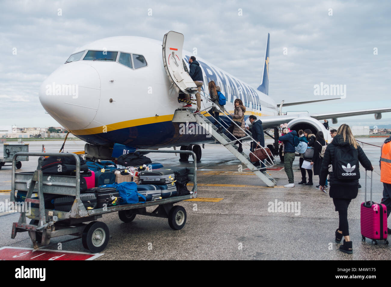 Die Fluggäste eine Ryanair Jet nach Ihrer neuen Handgepäck Politik in Kraft trat - viele Passagiere Beutel müssen jetzt in den Frachtraum verstaut werden Stockfoto