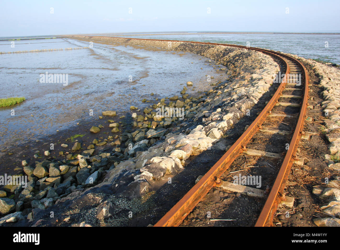 Einen verlassenen Bahnhof ist weit gehend auf die Nordsee. Der Anschluss der Insel Sylt mit der Küste. Stockfoto