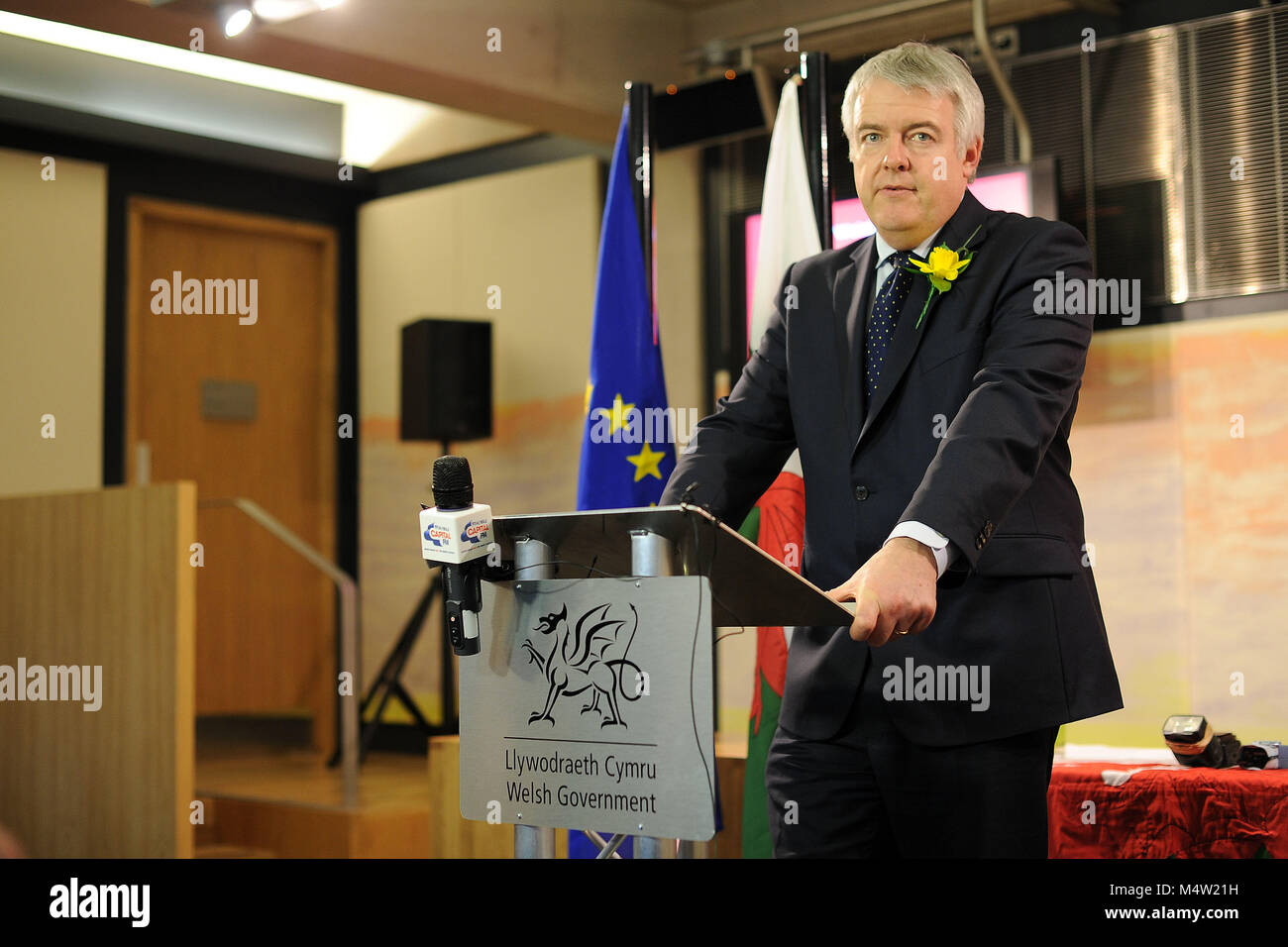 Erster Minister von Wales, Carwyn Jones bin spricht an der Senedd in der Bucht von Cardiff, Wales, UK. Stockfoto