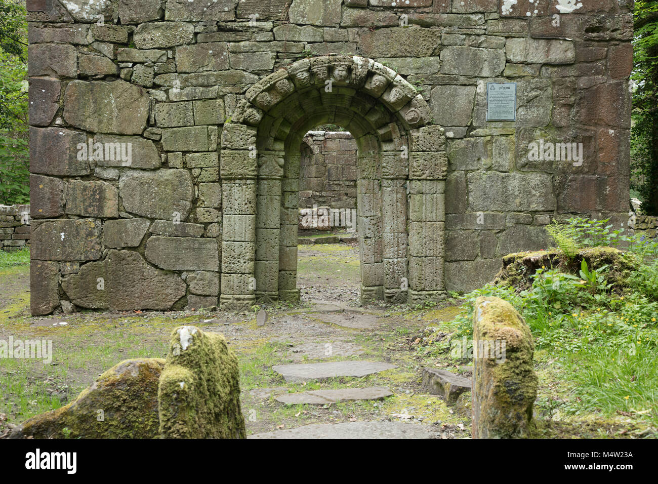 Geschnitzte romanische Tür der Kirche der Heiligen, Inchagoill Island, Lough Corrib, County Galway, Irland. Stockfoto