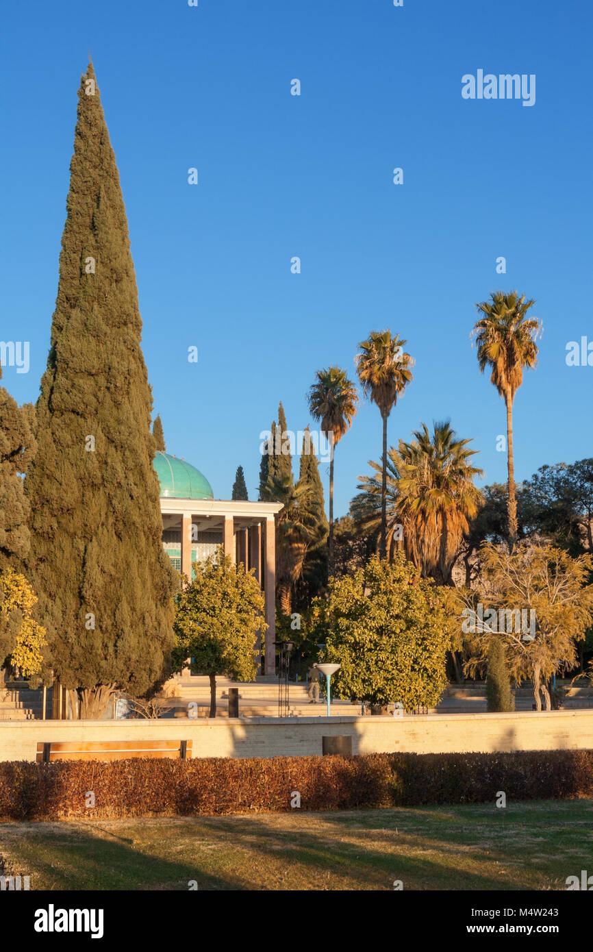 Grab von Saadi nach Einbruch der Dunkelheit. Saadi und Hafez, 2 wichtigsten Dichter in Persien. Ansicht im Grab von Saadi bei Sonnenuntergang in Shiraz, Iran. Stockfoto