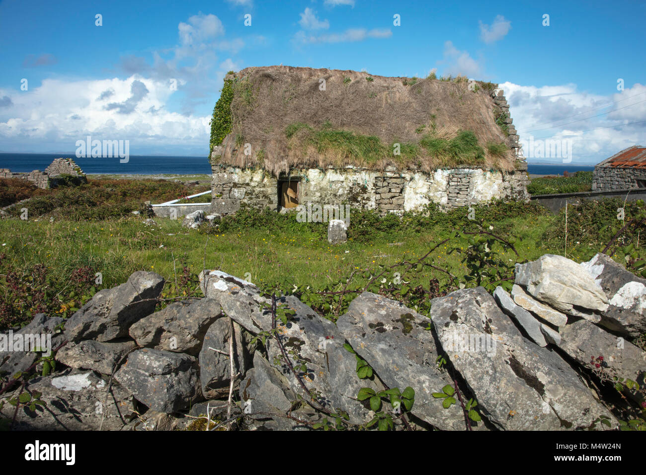 Alte ruiniert Thatch Cottage auf Inishmore, Aran Islands, County Galway, Irland. Stockfoto