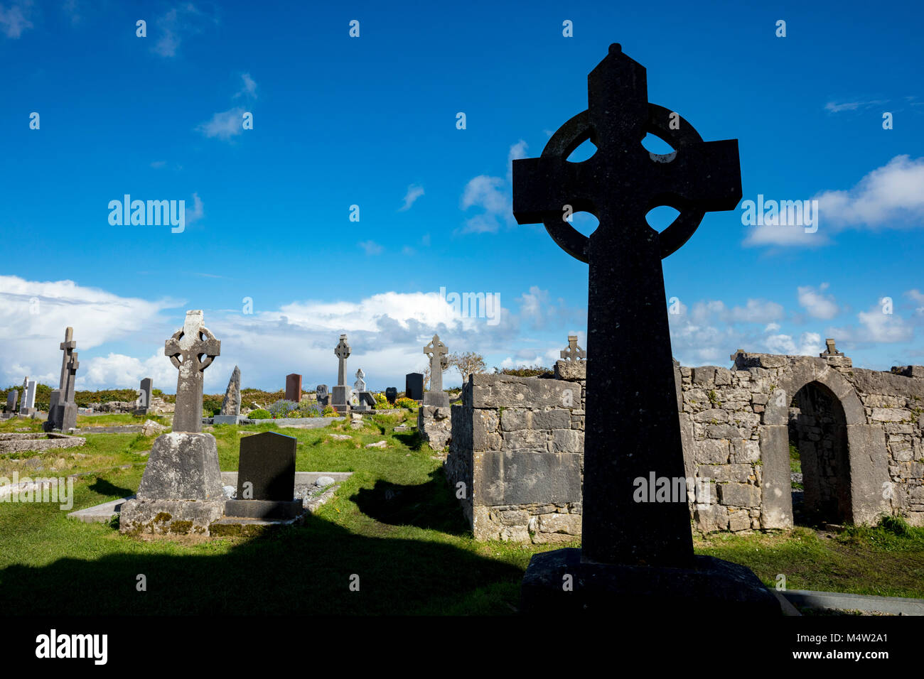Keltische Kreuze auf dem Friedhof der sieben Kirchen, Inishmore, Aran Islands, County Galway, Irland. Stockfoto