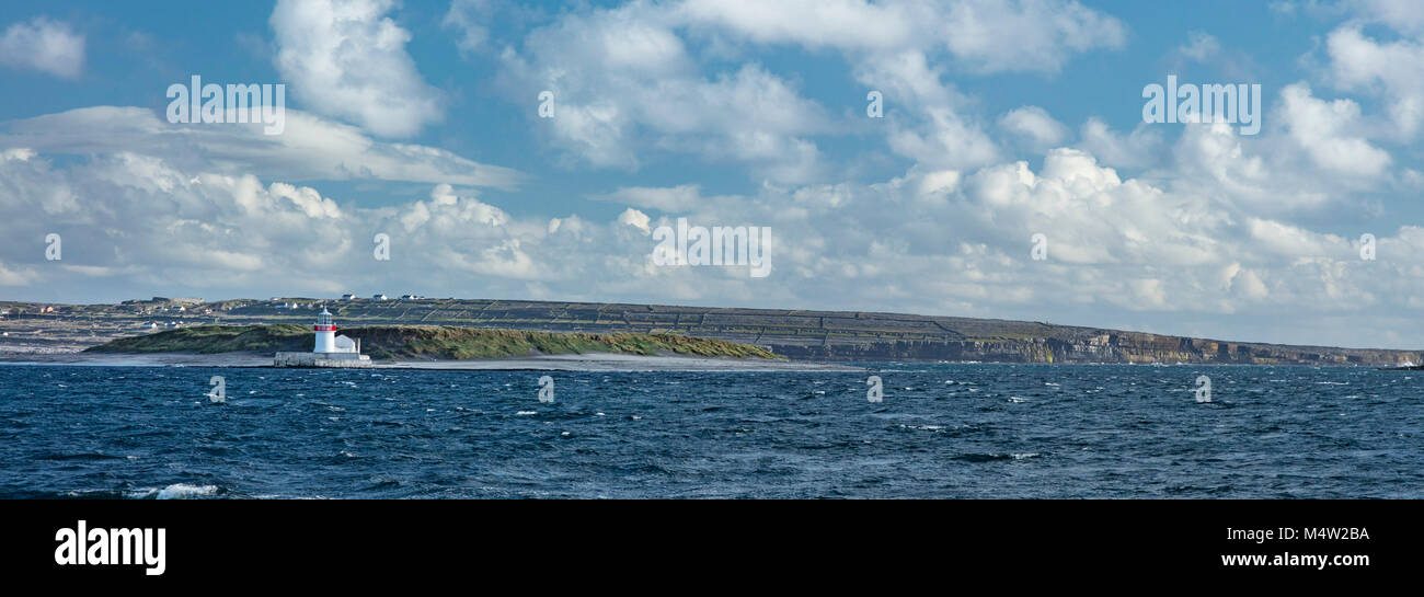 Stroh Insel Leuchtturm in der Nähe von Inishmore, Aran Islands, Galway Bay, County Galway, Irland. Stockfoto