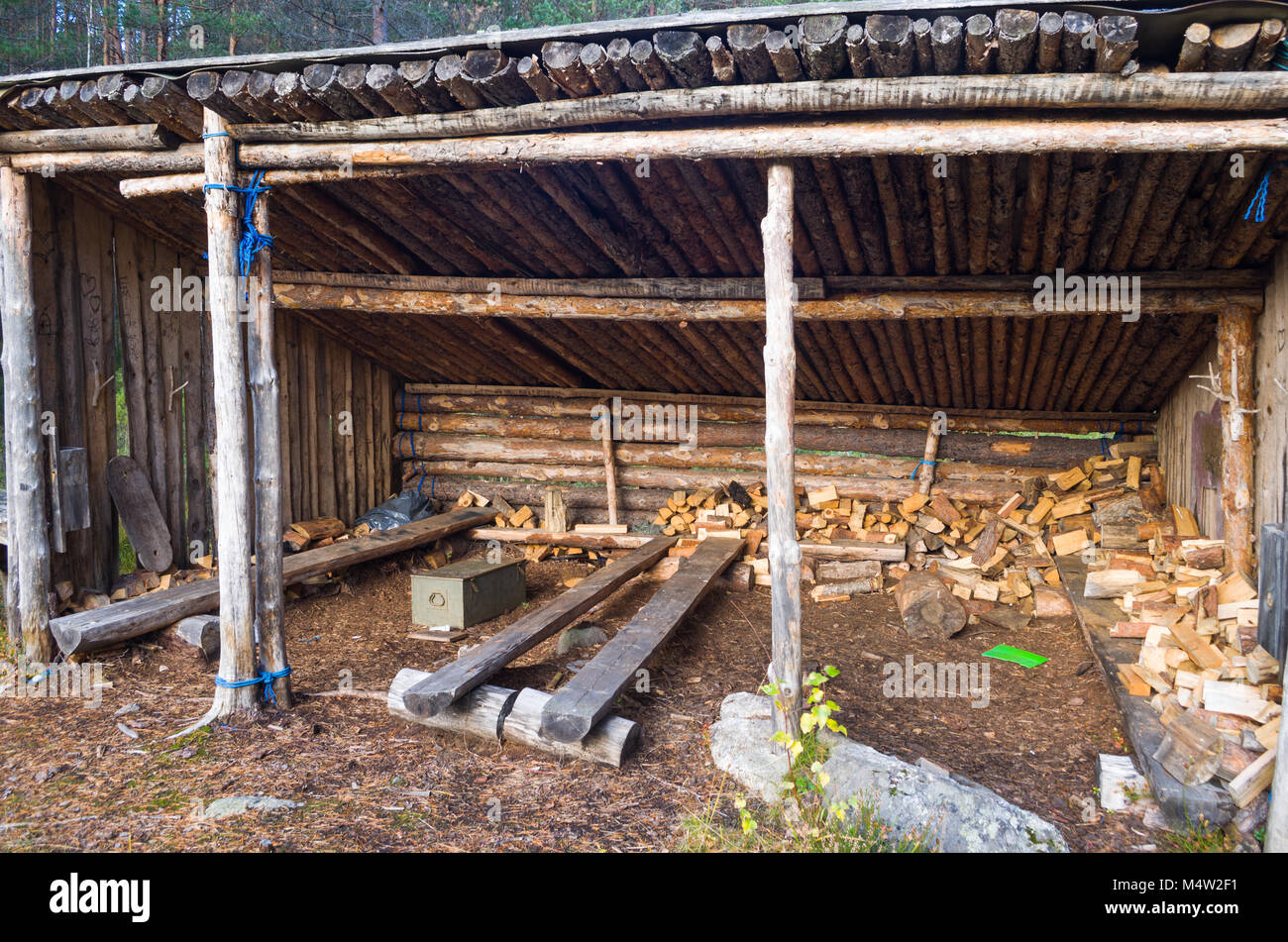 Kleine eine Seite offen, Holz- Jagdhütte mit Lagerfeuer, in Naturstien, Evje, Norwegen. Der beste Platz für Elche Jäger. Stockfoto