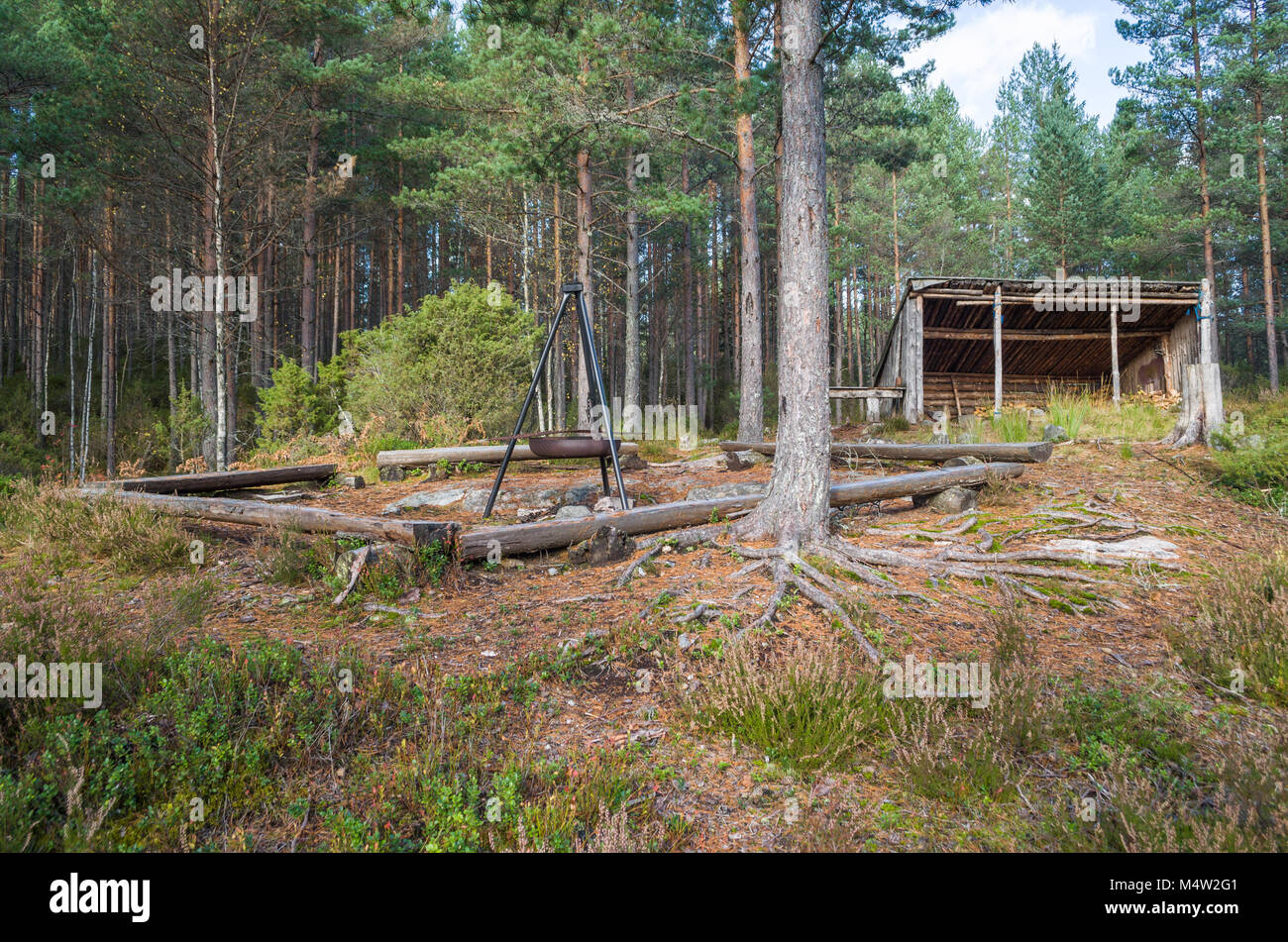 Kleine eine Seite offen, Holz- Jagdhütte mit Lagerfeuer, in Naturstien, Evje, Norwegen. Der beste Platz für Elche Jäger. Stockfoto