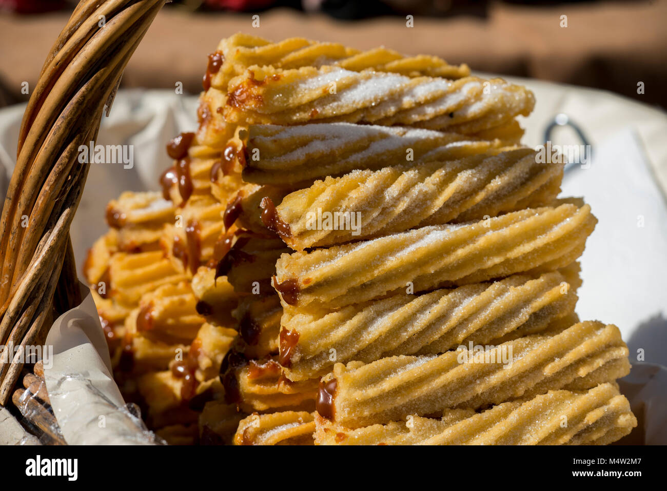 Argentinien, Buenos Aires, San Telmo, San Telmo. Traditionellen Zucker bestäubt, frittiert, Karamell gefüllt Churros. Stockfoto