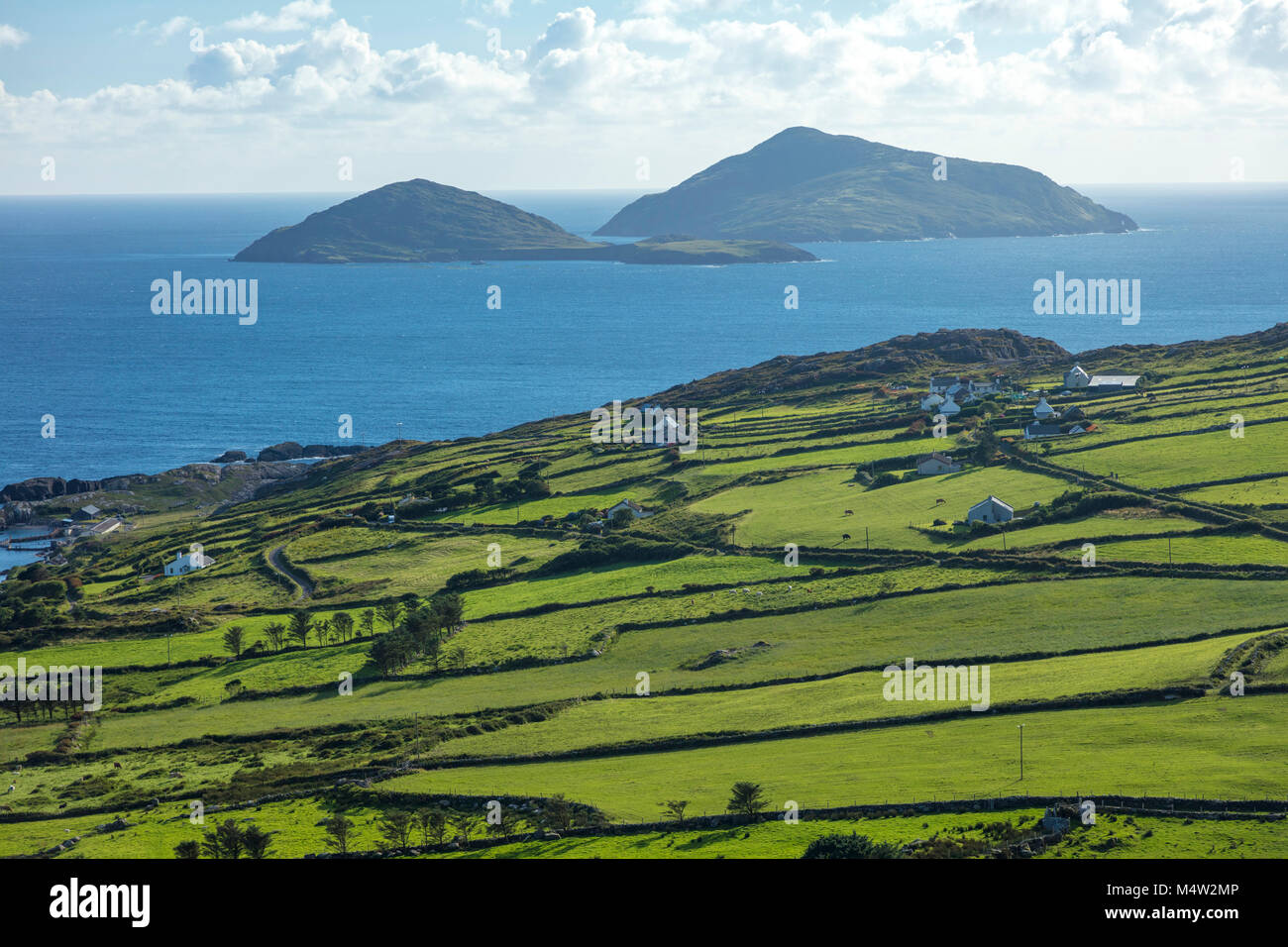 Scarriff und Deenish Inseln über grüne Felder, Caherdaniel, County Kerry, Irland. Stockfoto