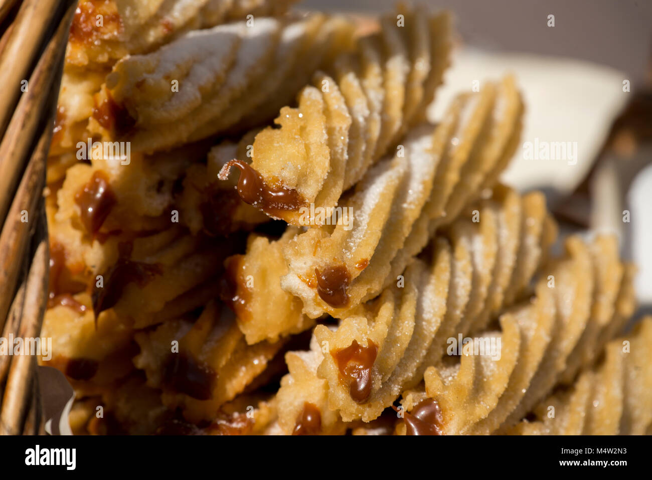 Argentinien, Buenos Aires, San Telmo, San Telmo. Traditionellen Zucker bestäubt, frittiert, Karamell gefüllt Churros. Stockfoto