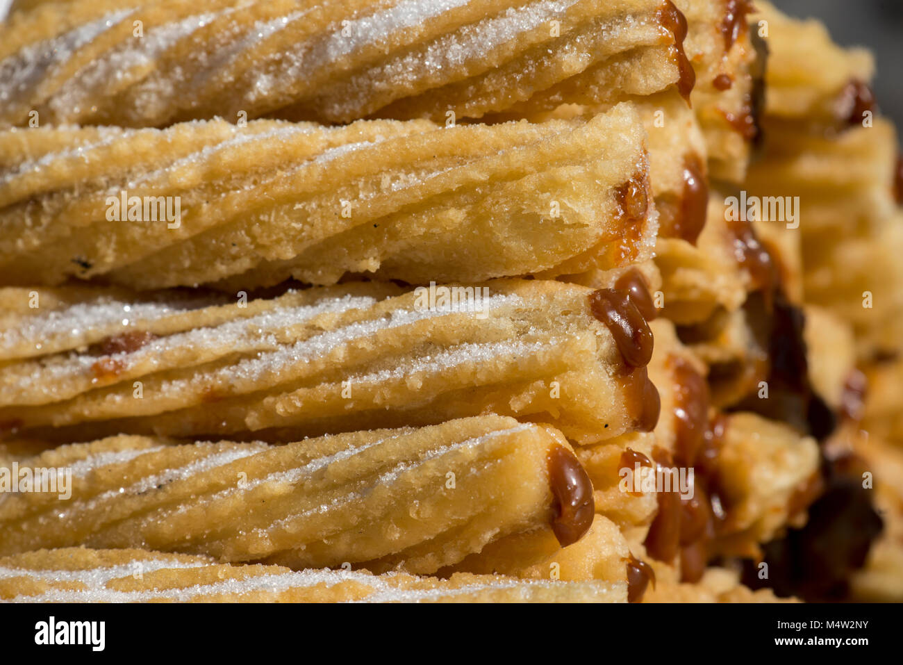 Argentinien, Buenos Aires, San Telmo, San Telmo. Traditionellen Zucker bestäubt, frittiert, Karamell gefüllt Churros. Stockfoto