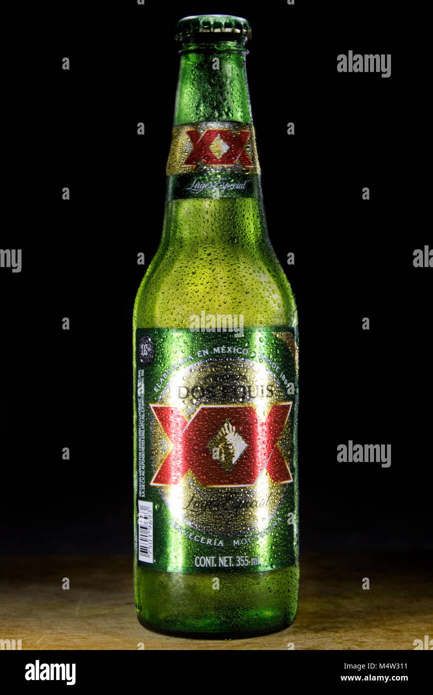 Tlaxcala, Mexiko - Februar 16.2018.Dos Equis (2 x) ist ein Mexikanisches Bier von der Brauerei Moctezuma Cuauhtemoc gebildet, ist es auch in Mexiko bekannt und die U Stockfoto