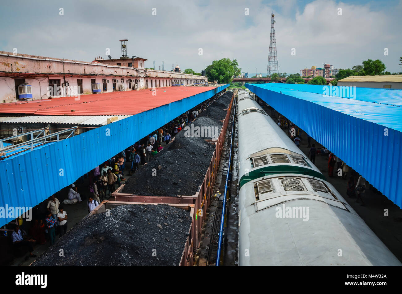 Kohle Zug am Bahnhof in Indien warten. Stockfoto