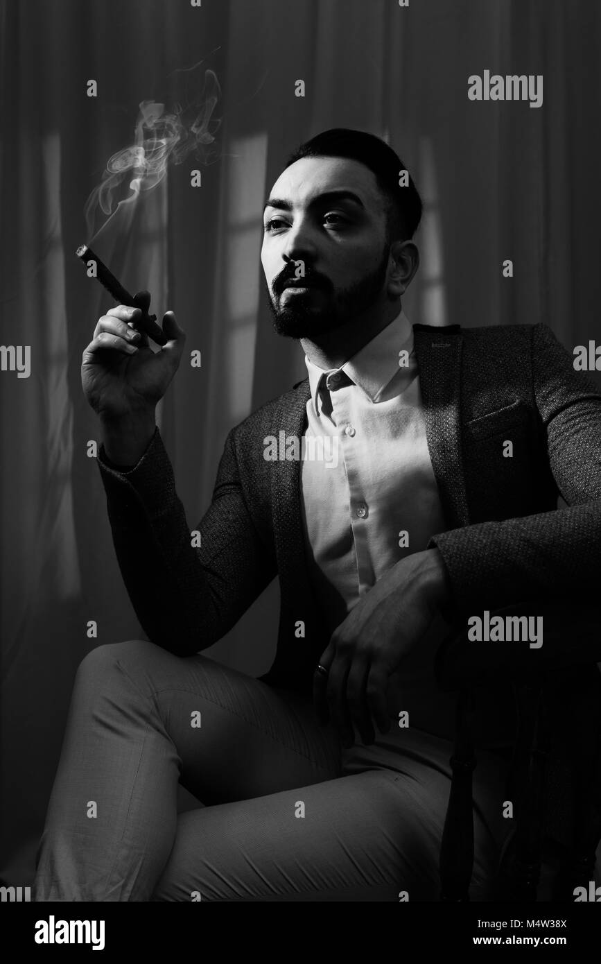 Film Noir Konzept mit Menschen das Rauchen einer Zigarre Stockfoto