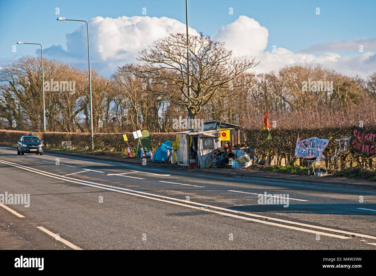 Die demonstranten Tierheim außerhalb Cuadrilla fracking Bohrstelle Eingang auf einem 583 Preston neue Straße wenig Plumpton Nr Blackpool Lancashire England Stockfoto