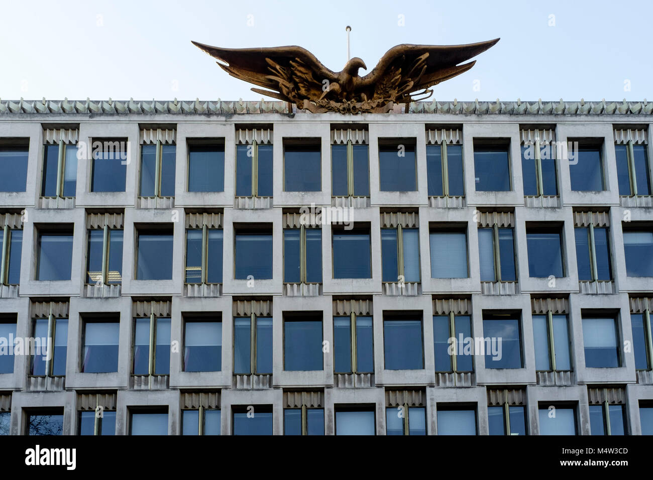 Bronze Adler auf der US-Botschaft Kanzlei Gebäude, Grosvenor Square, London Stockfoto