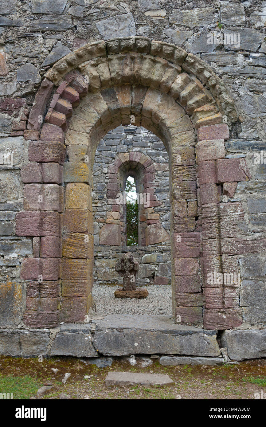 Romanische Kirche Tür auf Innishfallen Island, Killarney National Park, County Kerry, Irland. Stockfoto