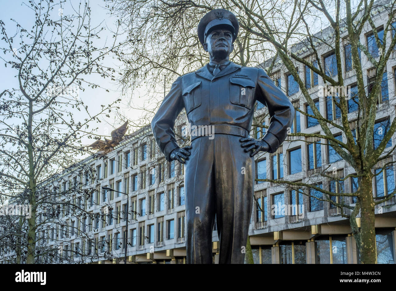 Statue von Dwight D. Eisenhower, 34. Präsident der Vereinigten Staaten, außerhalb der ehemaligen US-Botschaft, Grosvenor Square, London, UK Stockfoto