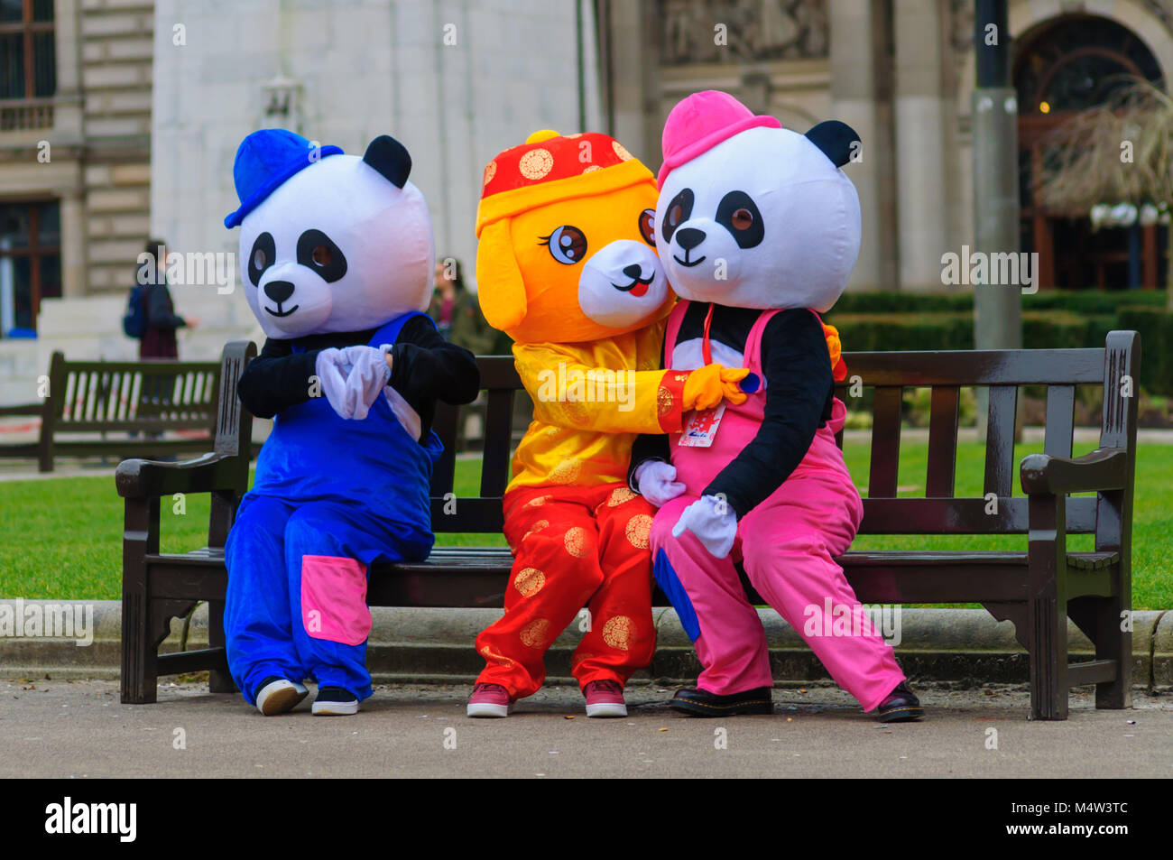 Glasgow feiert das Chinesische Neue Jahr des Hundes 2018 mit Drachen- und Löwentänzen, Glasgow Polizei Pipe Band, afrikanische Trommler. Stockfoto