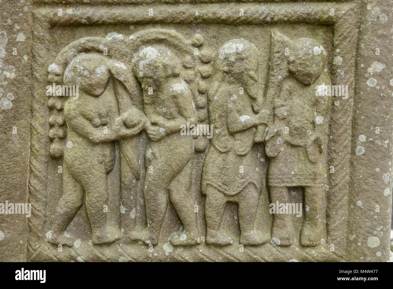 Detail der Steinbildhauerei am 9. Jahrhundert Monasterboice High Cross, County Louth, Irland. Stockfoto