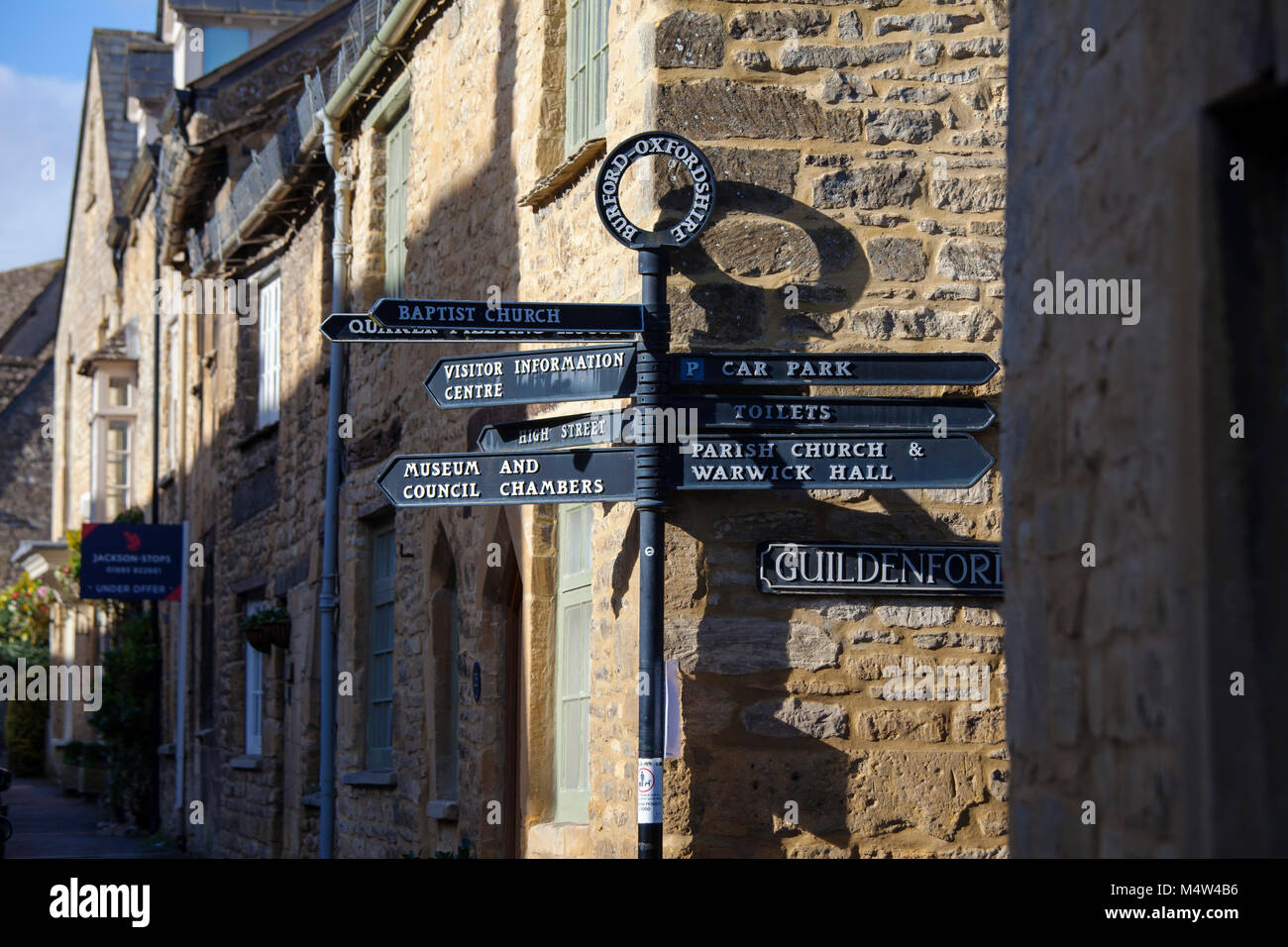 BURFORD, Großbritannien - 15. FEBRUAR 2018: Bird ist eine mittelalterliche Stadt am Fluss Windrush in den Cotswold Hills in West Oxfordshire, England. Stockfoto