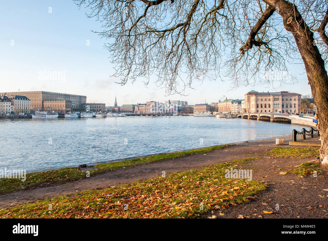Blick von Skeppsholmen im Herbst in Stockholm. Den Königspalast und das Nationalmuseum der Bildenden Künste im Hintergrund sichtbar. Stockfoto