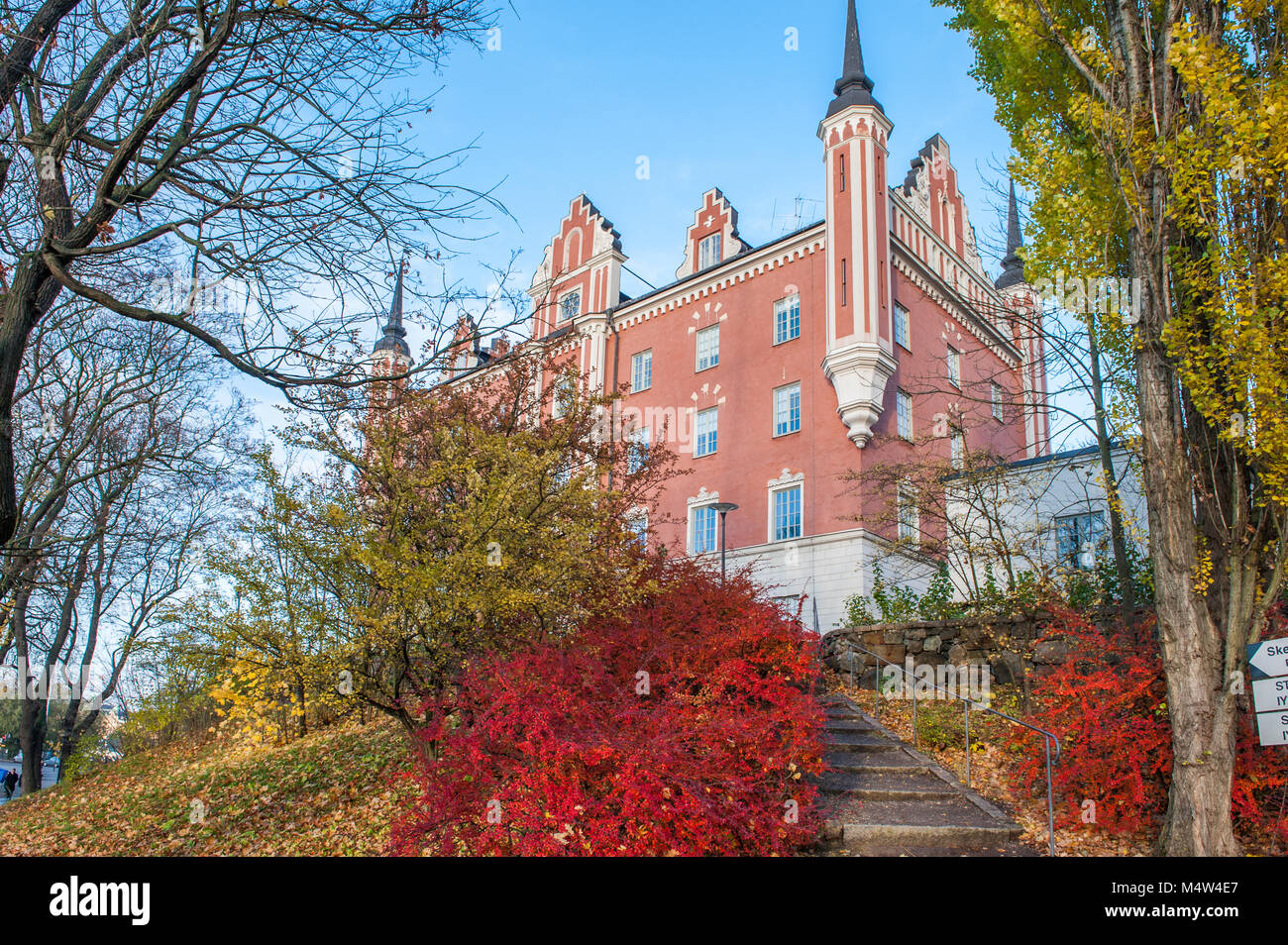 Die Admiralty House im Herbst bei der Insel Skeppsholmen in Stockholm. Die Hauptstadt von Schweden ist auf 17 Inseln gebaut. Stockfoto