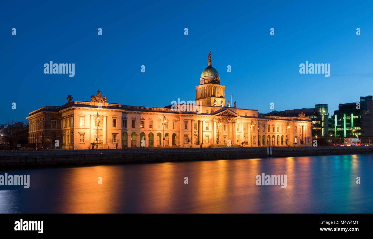 Von Dublin Liffey River bei Nacht, Landschaftsfotos von Dublin. Stockfoto