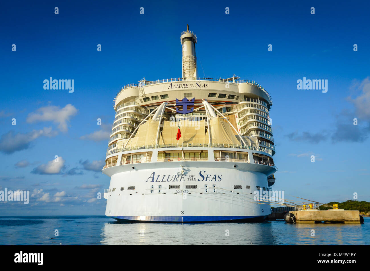Allure of the Seas, eines der größten Kreuzfahrtschiffe der Welt und Teil der Royal Caribbean Flotte, in Labadee, Haiti angedockt. Stockfoto