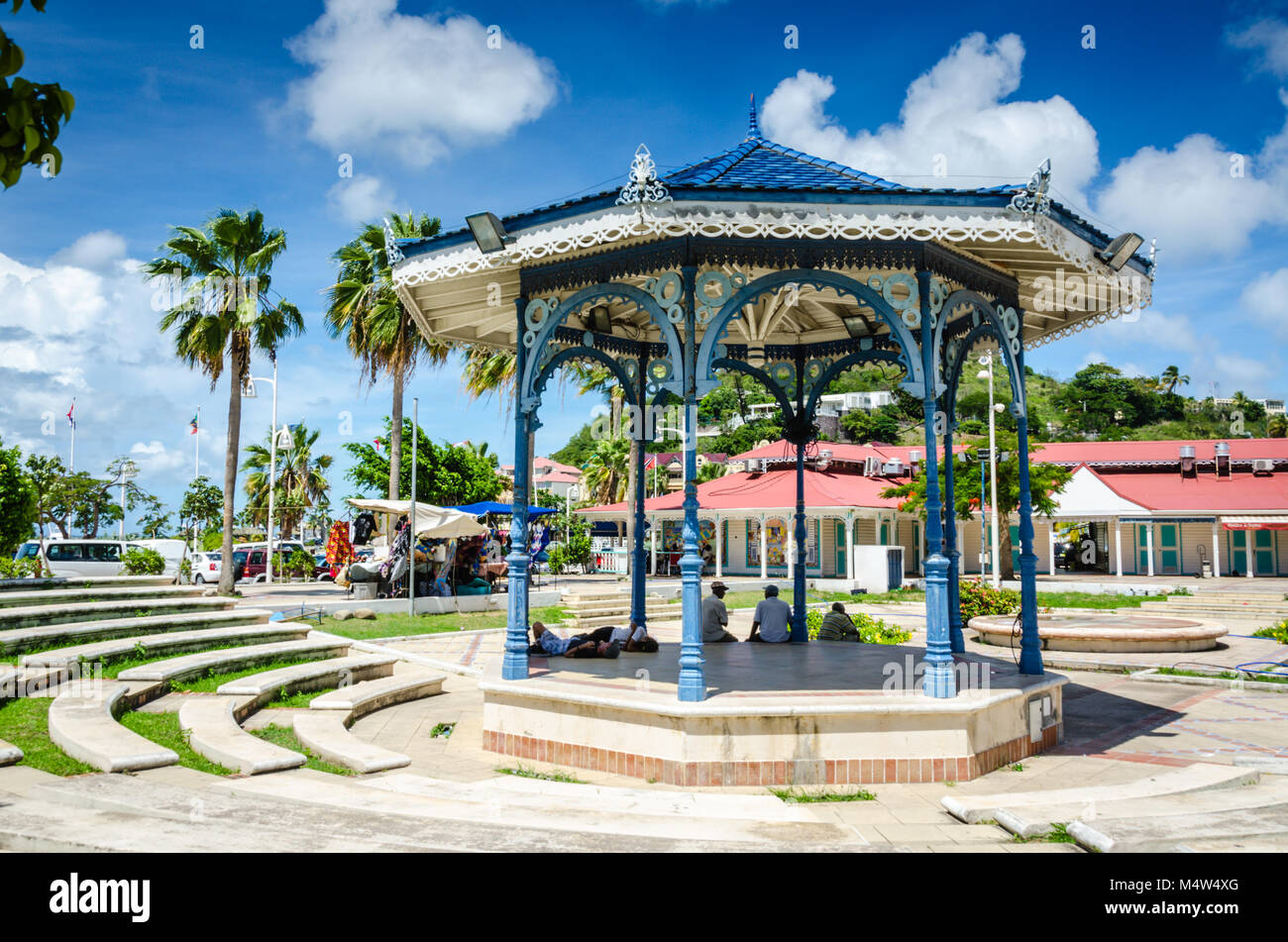Historische Pavillon, geschmückt mit Lebkuchen detail, bietet willkommenen Schatten an der geöffneten Luft Marigot Markt St. Martin/St. Maarten. Stockfoto