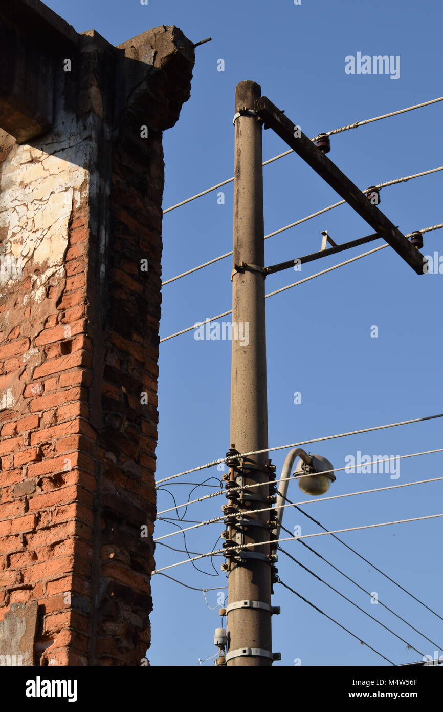 Abriss Gebäude neben elektrischen Pole Stockfoto