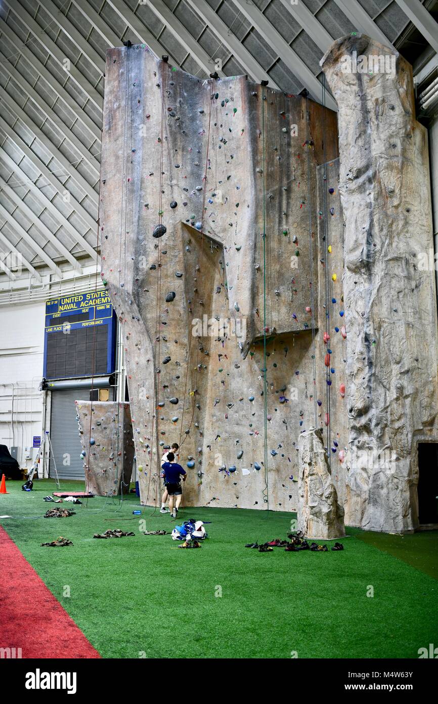 Kletterwand im Halsey Fieldhouse an der United States Naval Academy, Annapolis, MD, USA Stockfoto